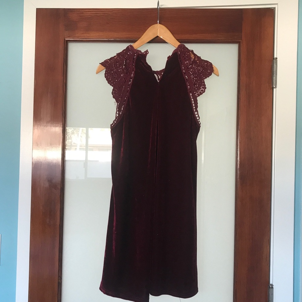 Burgundy chroceted lace velvet shift dress - Picture 2 of 4